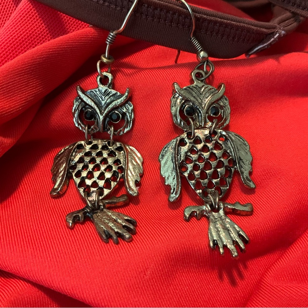 Stunning gold-tone metal owl chandelier earrings 1970’s with sparkling eyes